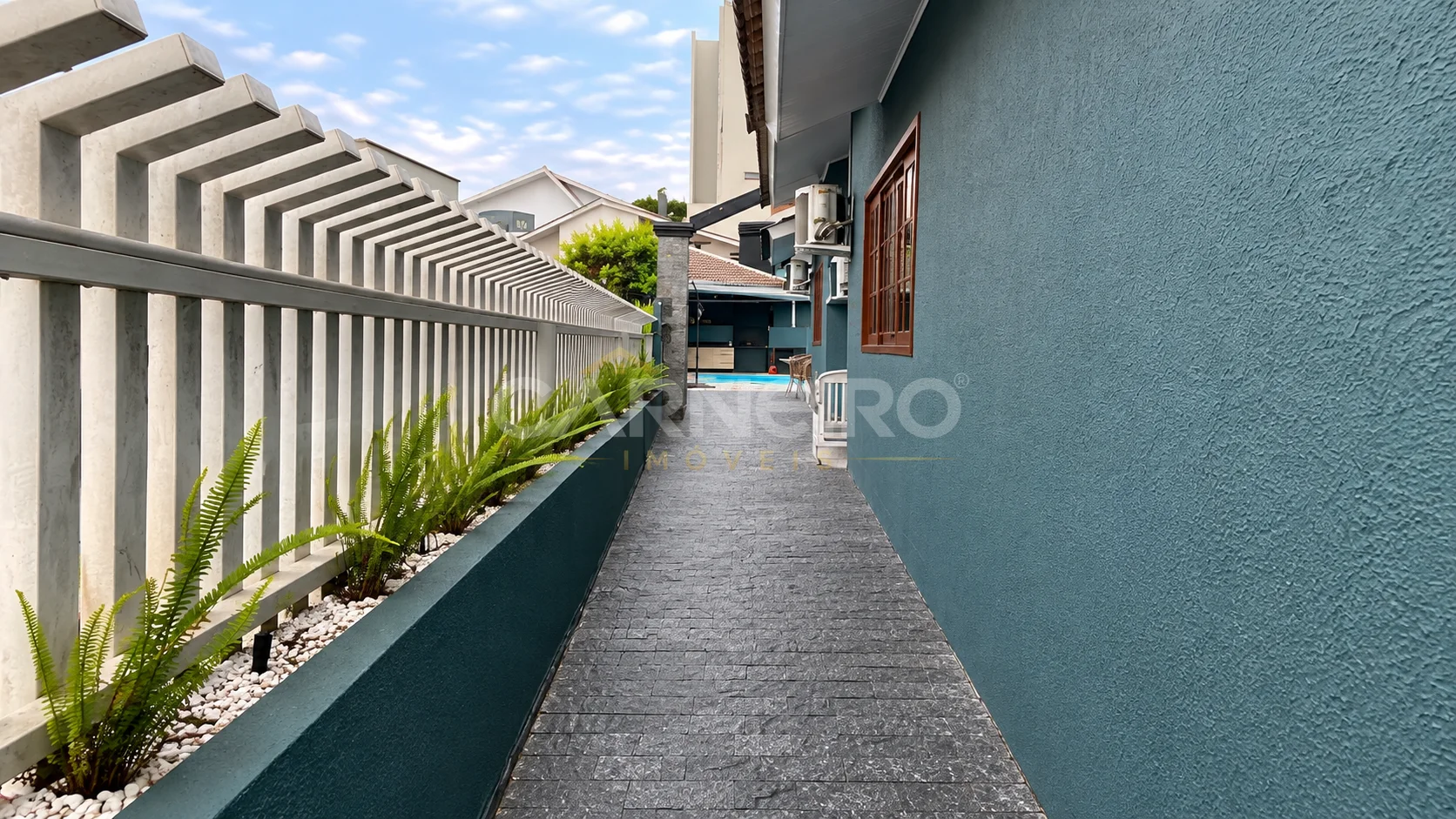 Lateral do imóvel CASA A VENDA I LA SALLE